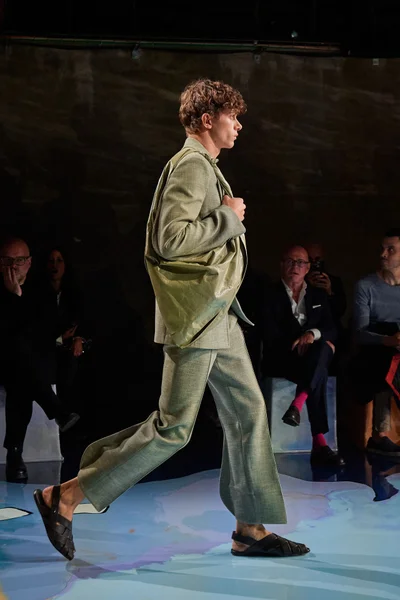 Look 30